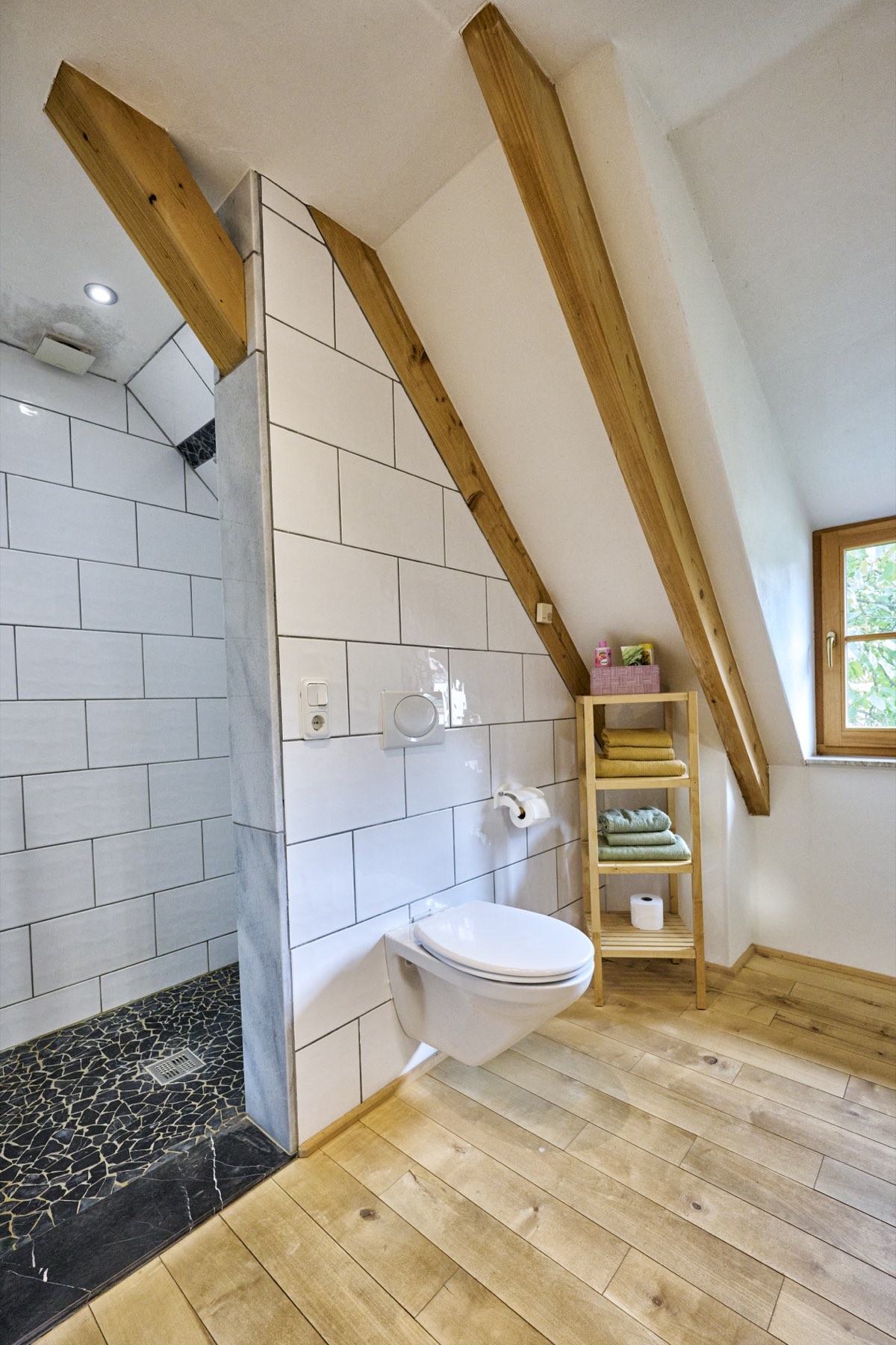 Detailansicht Badezimmer mit grünen Vintage-Fliesen