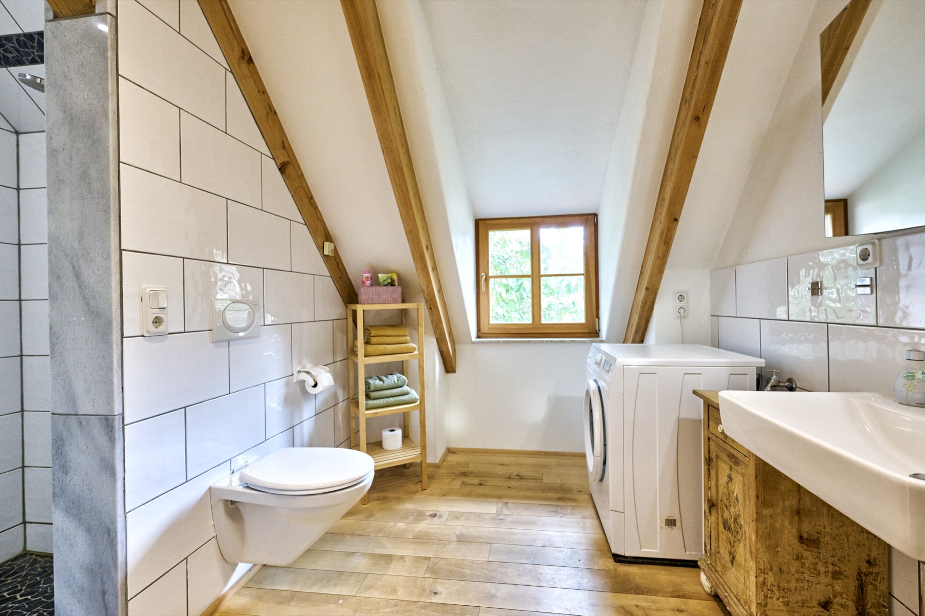 Bad mit freistehender Wanne und Vintage-Fliesen