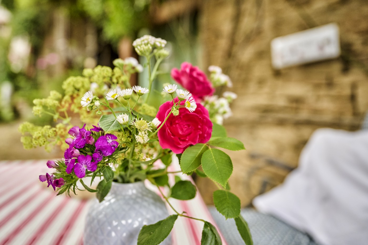 Frische Rosen als Tischdekoration