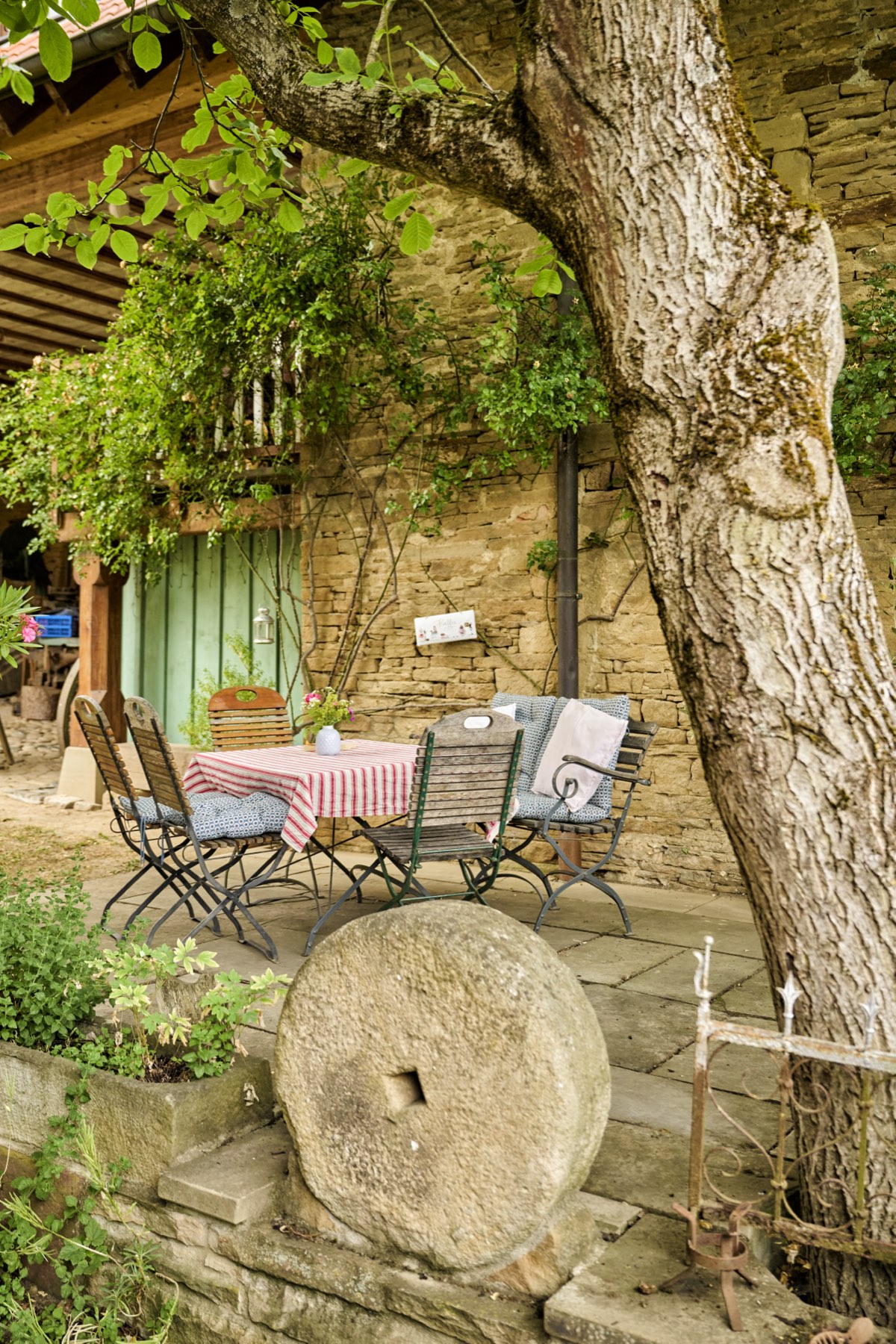 Bistrotisch im schattigen Garten