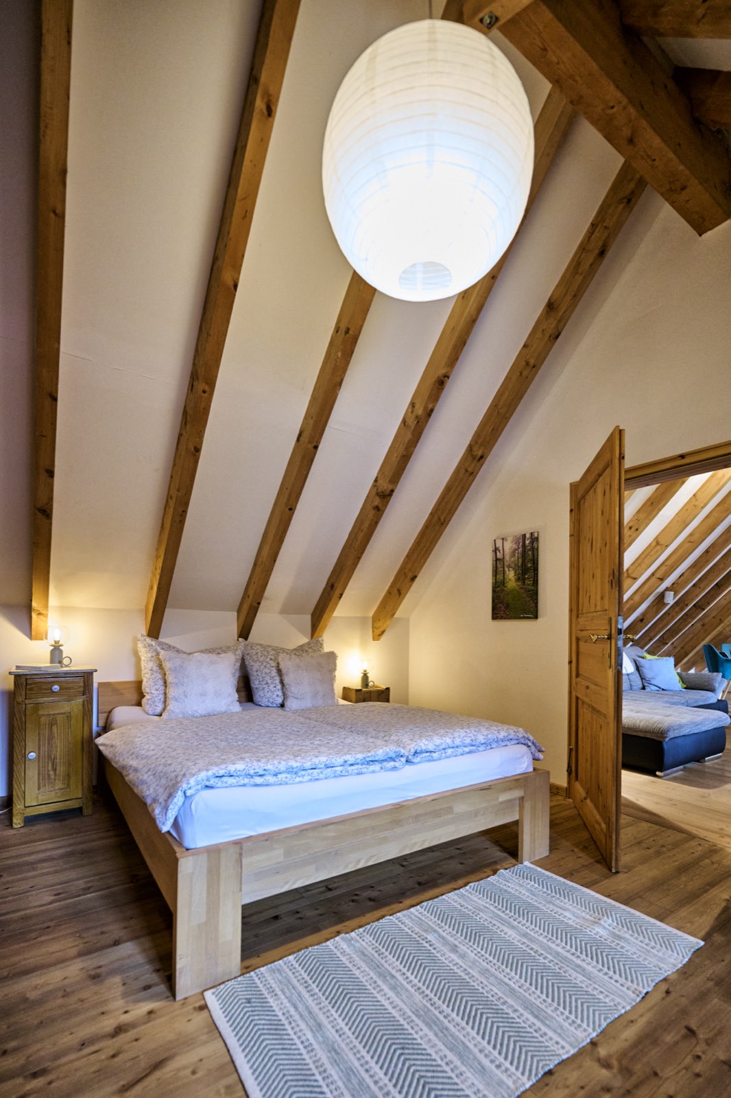 Zweites Schlafzimmer unterm Dachbalken