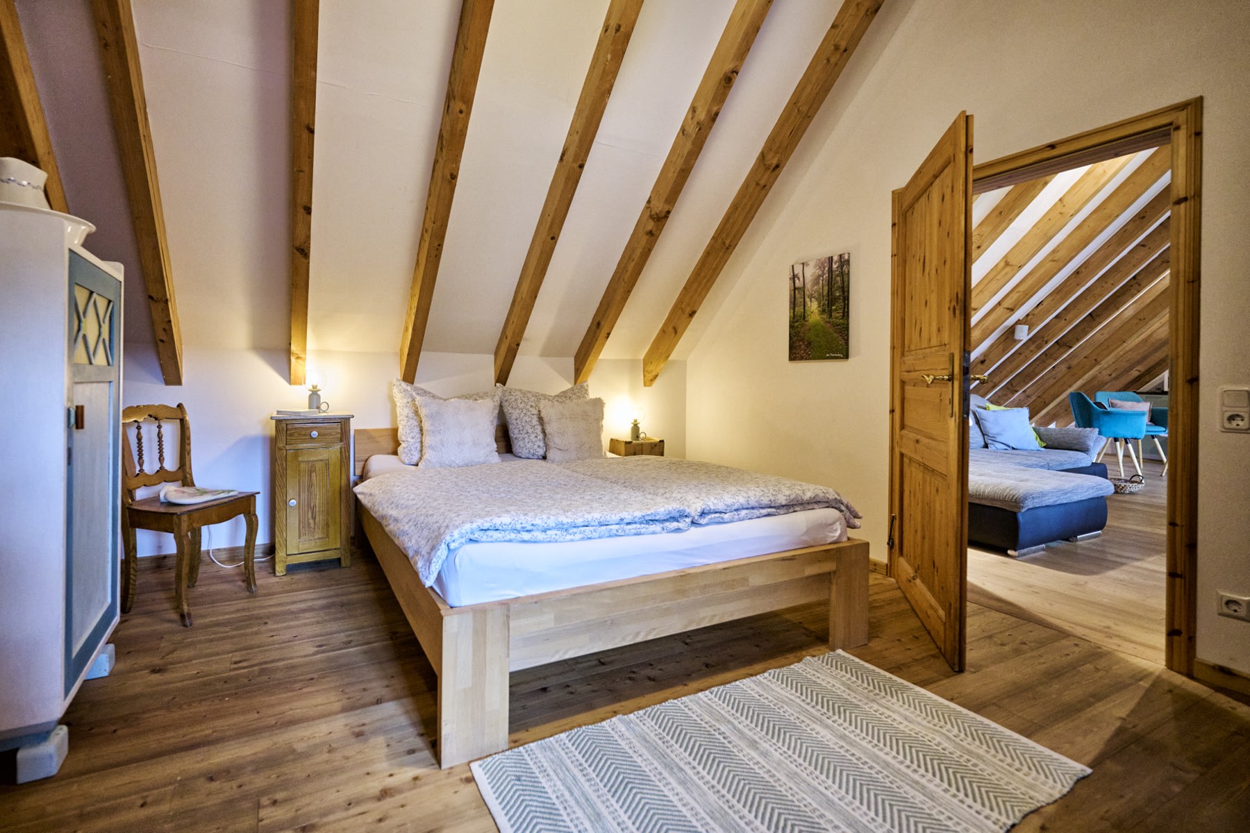 Drittes Schlafzimmer mit antiken Möbeln